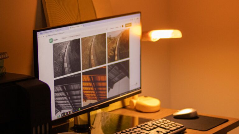 Escritorio de teletrabajo iluminado por una lámpara LED de luz cálida al anochecer