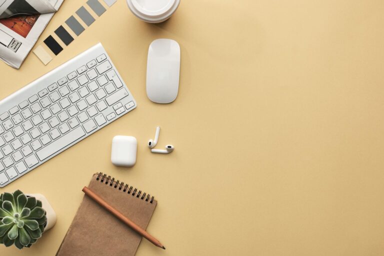 Teclado y ratón inalámbricos sobre un escritorio cálido de teletrabajo en casa