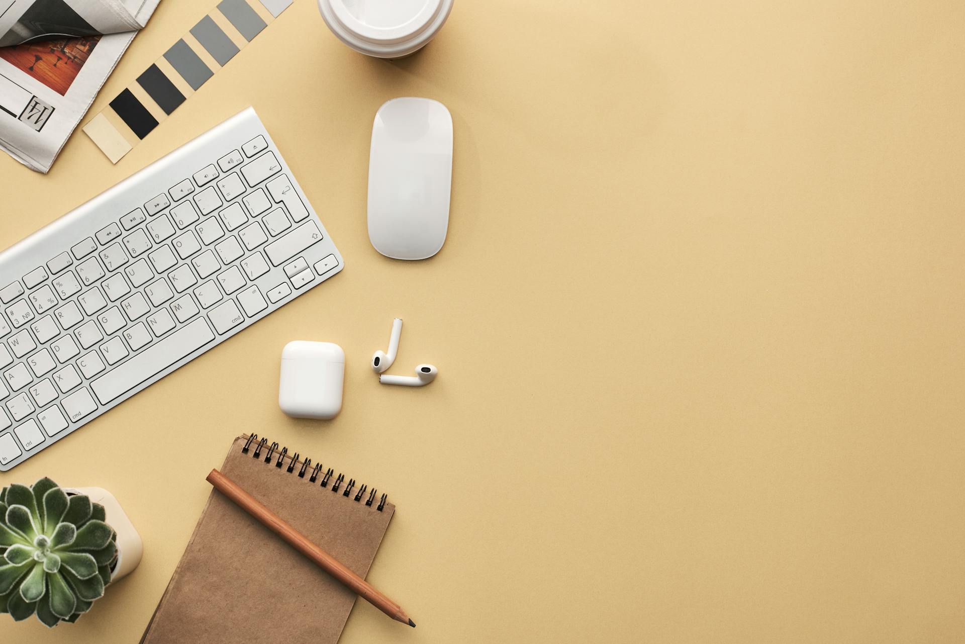 Teclado y ratón inalámbricos sobre un escritorio cálido de teletrabajo en casa