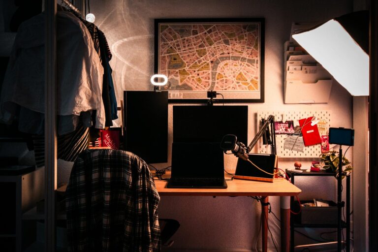 Escritorio de teletrabajo iluminado con aro de luz y panel LED para videollamadas