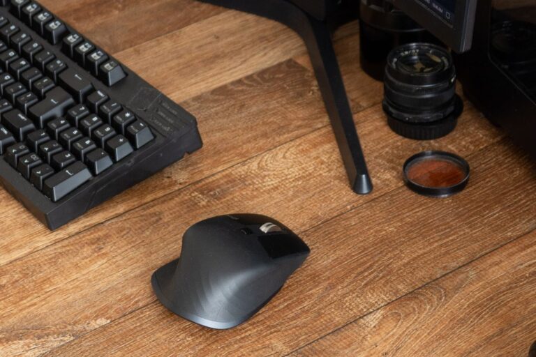 Raton ergonomico junto a un teclado en un escritorio de teletrabajo